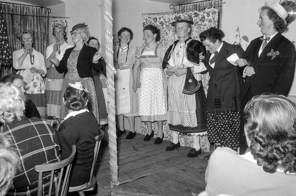 2 Fotos Wieberfasnet im Gasthaus Linde Fasnacht 1958 Löffingen