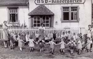 Kinder vor dem NSV-Kindergarten, ca. 1944-1945 - Löffingen damals