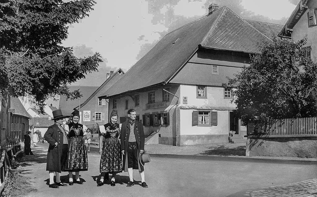 Trachtengruppe vor der Restauration »Gebert« in der Oberen Hauptstraße, ca. 1953