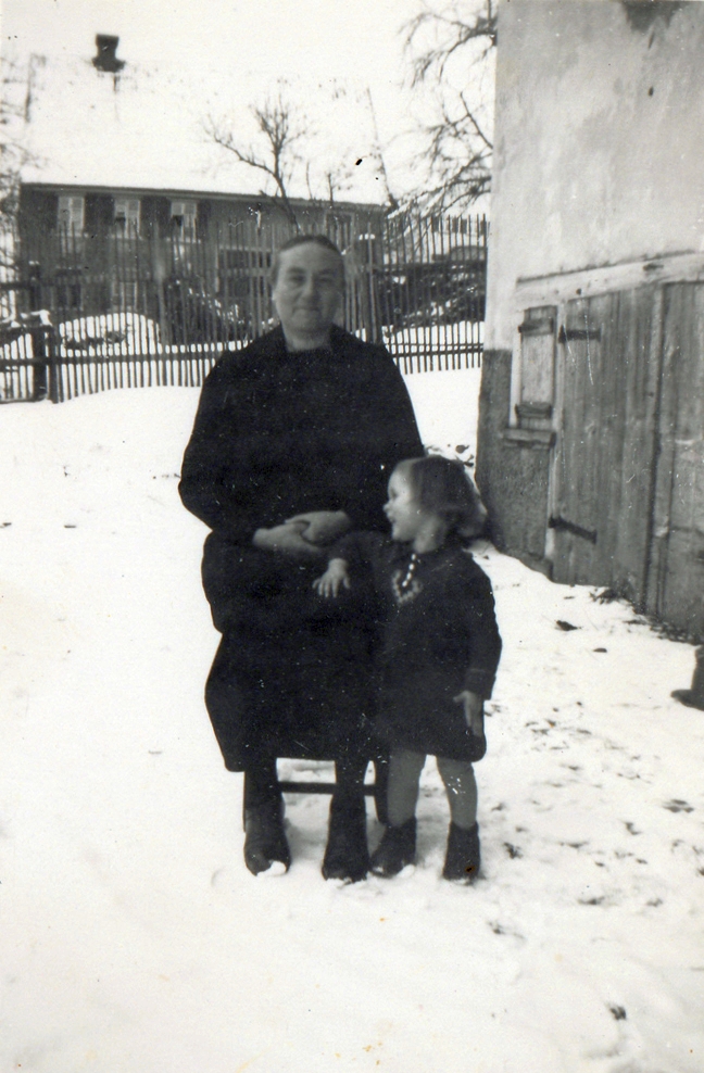 Großmutter mit Enkelin im Maienland, ca. 1935-1945