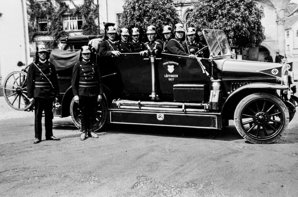 Feuerwehrmänner mit Motorspritze in der Demetriusstraße, ca. 1938