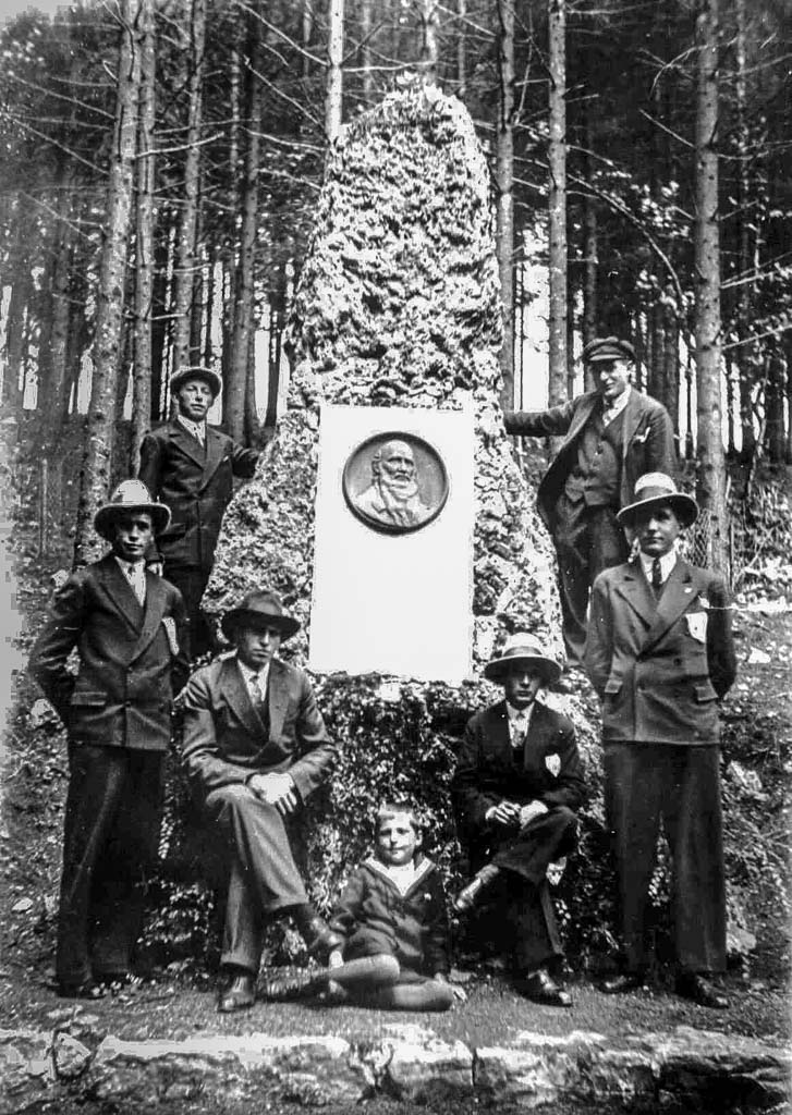 Männergruppe vor dem Jahn-Denkmal, ca. 1932/33