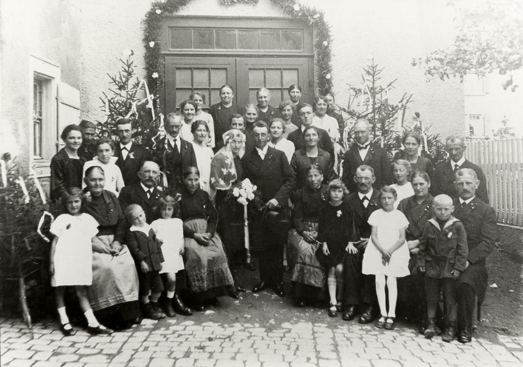 Hochzeitsgesellschaft Beha / Benz vor dem »Gebertsaal« in der Oberen Hauptstraße, ca. 1929/30