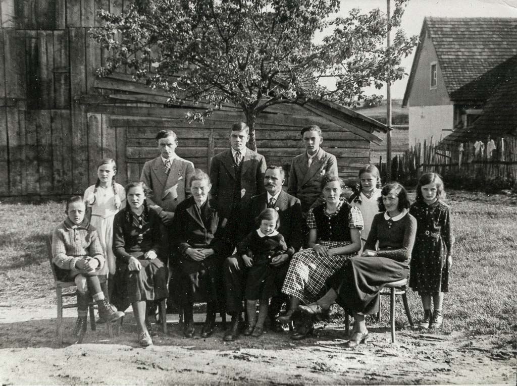 Familie Nägele hinter ihrem Haus in der Oberen Hauptstraße, ca. 1935-1938