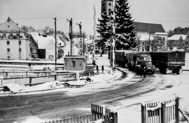 Bahnübergang an der Rötenbacher Straße im Winter, ca. 1952