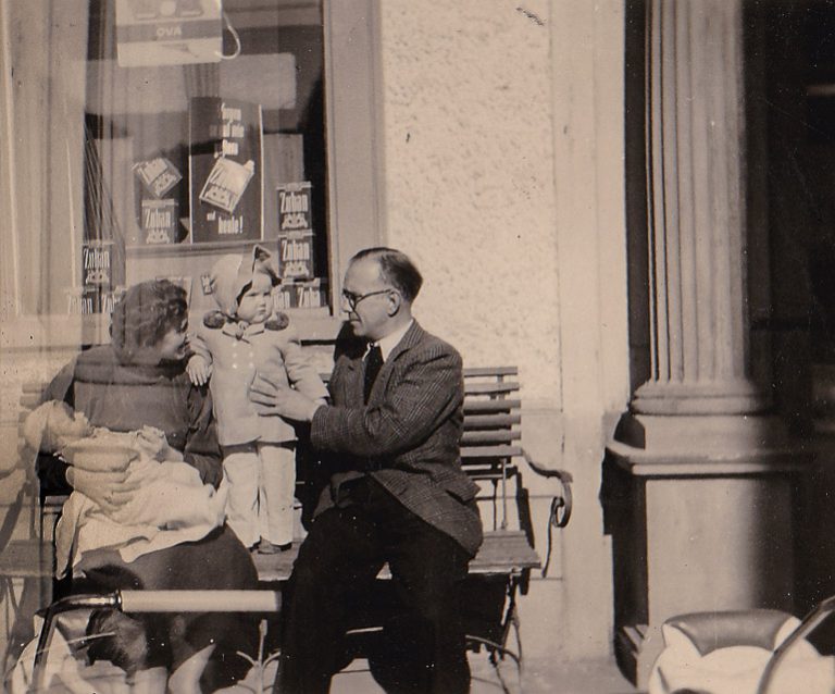 Familie Vogt vor ihrem Geschäft, 1952 Löffingen damals