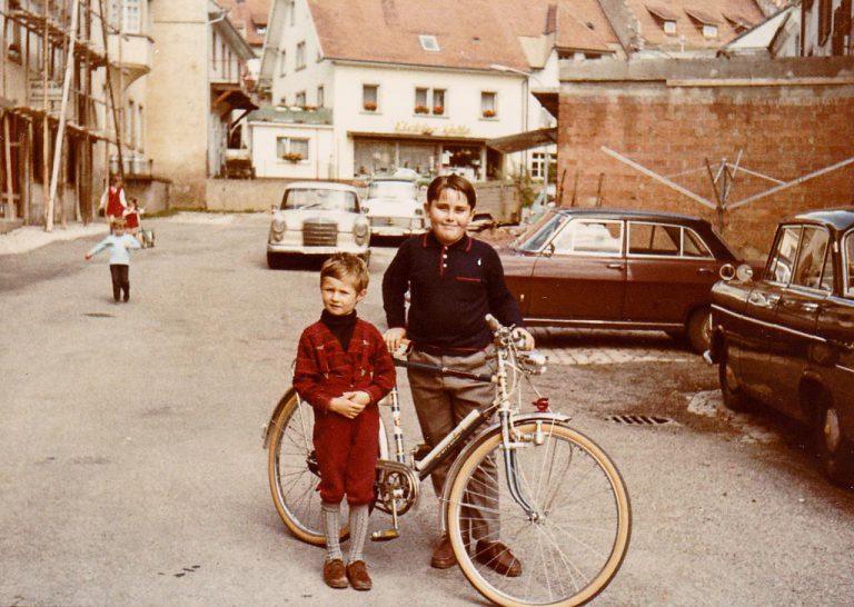 Zwei Kinder mit Fahrrad in der Demetriusstraße, ca. 1970