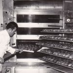 2 Fotos: Eugen Fehrenbach in der Backstube, ca. 1970