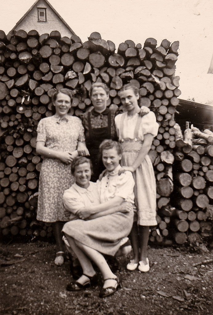 Frauengruppe vor einer Holzbiege in der Bittengasse, ca. 1930