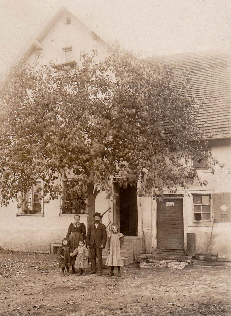 Familie Winterhalder Vor Ihrem Haus In Der Oberen Hauptstrasse Ca