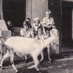 Kinder mit Ziege vor dem Haus Rosenstiel in der Oberen Hauptstraße, 1937