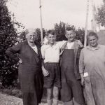 2 Fotos: Ehepaar Limb vor dem Haus in der Rötenbacher Straße, 1934