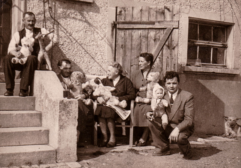 Familie Rosenstiel mit Stofftieren vor ihrem Haus in der Oberen Hauptstraße, 1954