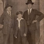 Drei Jugendliche im Fotostudio, ca. 1920