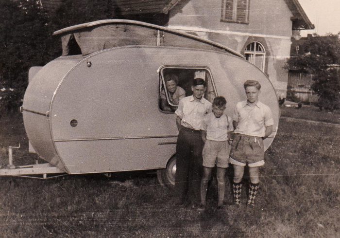 Wohnwagen vor dem Haus Willmann in der Bahnhofstraße, ca