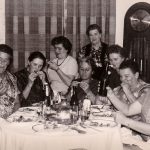 2 Fotos: Frauengruppe in einem Wohnzimmer, 1965