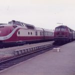 Zwei Züge im Bahnhof, 1984