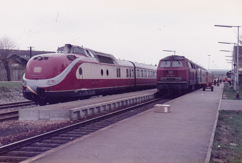 Zwei Züge im Bahnhof, 1984