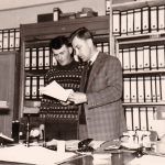 2 Fotos: Im Büro der Firma Sägewerk Benz AG, 1965