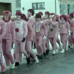 3 Fotos: 20-Jährige mit dem Narrenbaum in der Maienlandstraße, Fasnacht 1986