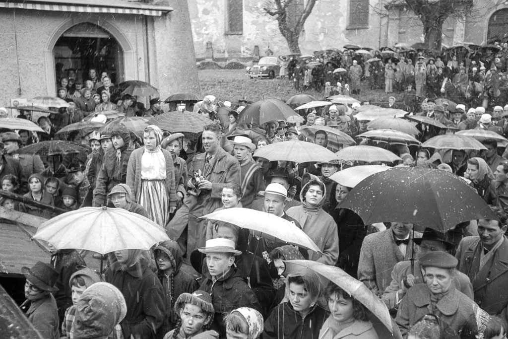 Publikum bei der Fasnachtsbühne in der Kirchstraße, Fasnacht 1958