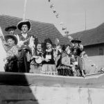 2 Fotos: Umzugswagen in der Rötengasse, Fasnacht 1957