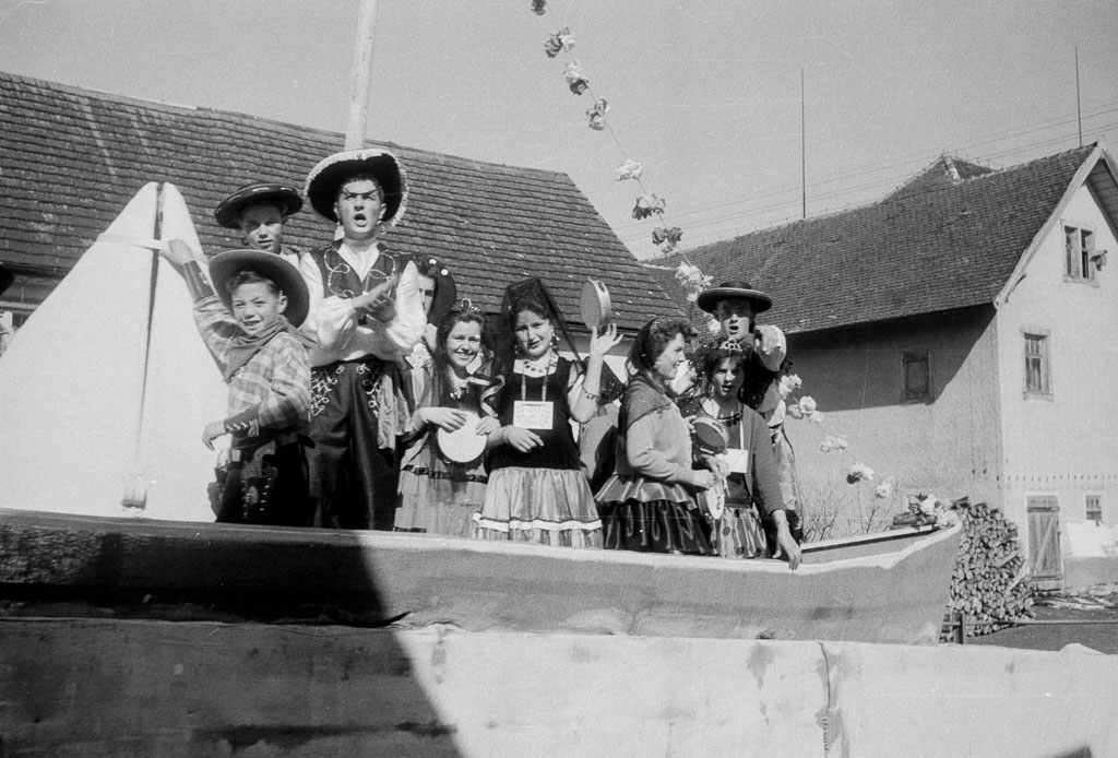 2 Fotos: Umzugswagen in der Rötengasse, Fasnacht 1957