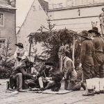 2 Fotos: Aufführung auf der Fasnachtsbühne vor dem Rathaus, Fasnacht 1935