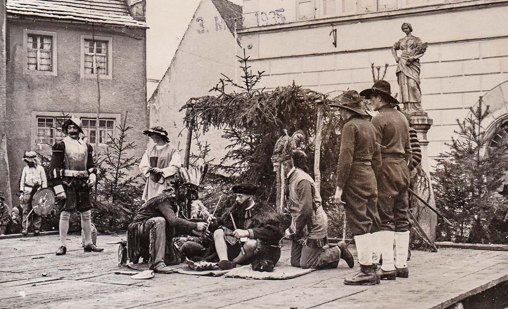 2 Fotos: Aufführung auf der Fasnachtsbühne vor dem Rathaus, Fasnacht 1935