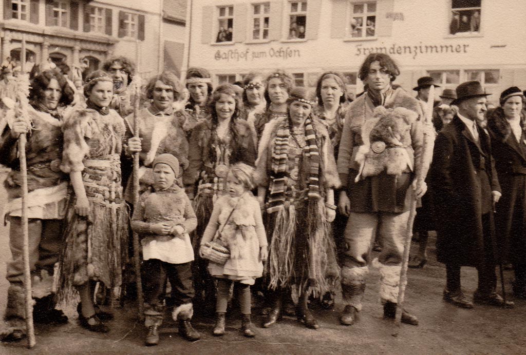 Narrengruppe auf dem oberen Rathausplatz, Fasnacht 1939