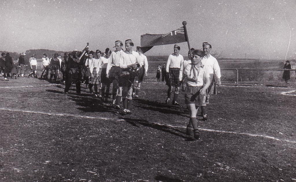 3 Fotos: Einmarsch der Fußballer auf dem Sportplatz, Fasnacht 1950