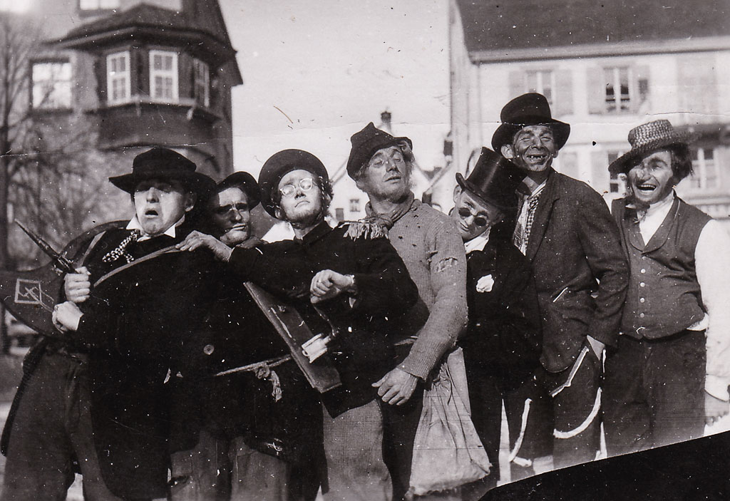 Narrengruppe auf dem Rathausplatz, Fasnacht ca. 1930