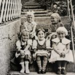 Fünf Mädchen auf der Treppe beim Gasthaus »Pilgerhof«, ca. 1958