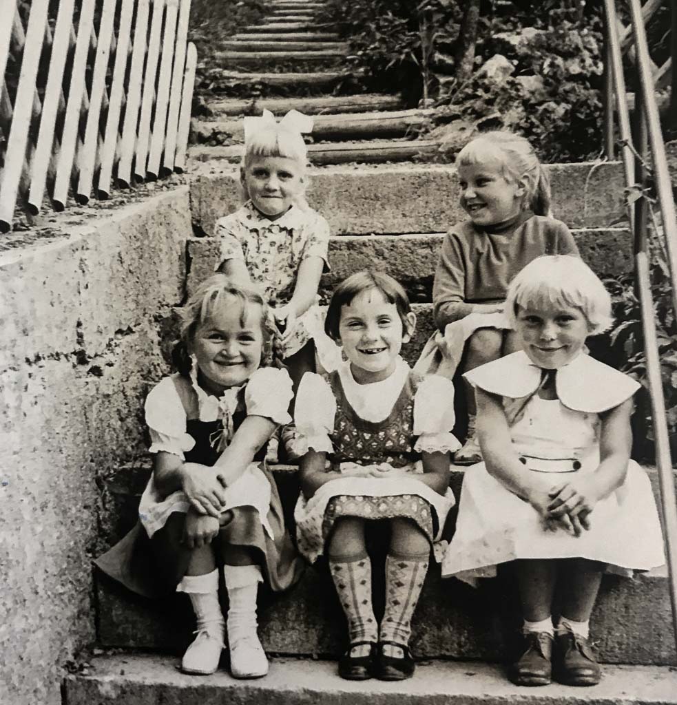 Fünf Mädchen auf der Treppe beim Gasthaus »Pilgerhof«, ca. 1958