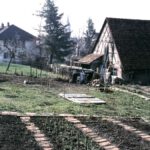Blick vom Garten des Hauses Waßmer zu den Nachbargrundstücken im Maienland, April 1986