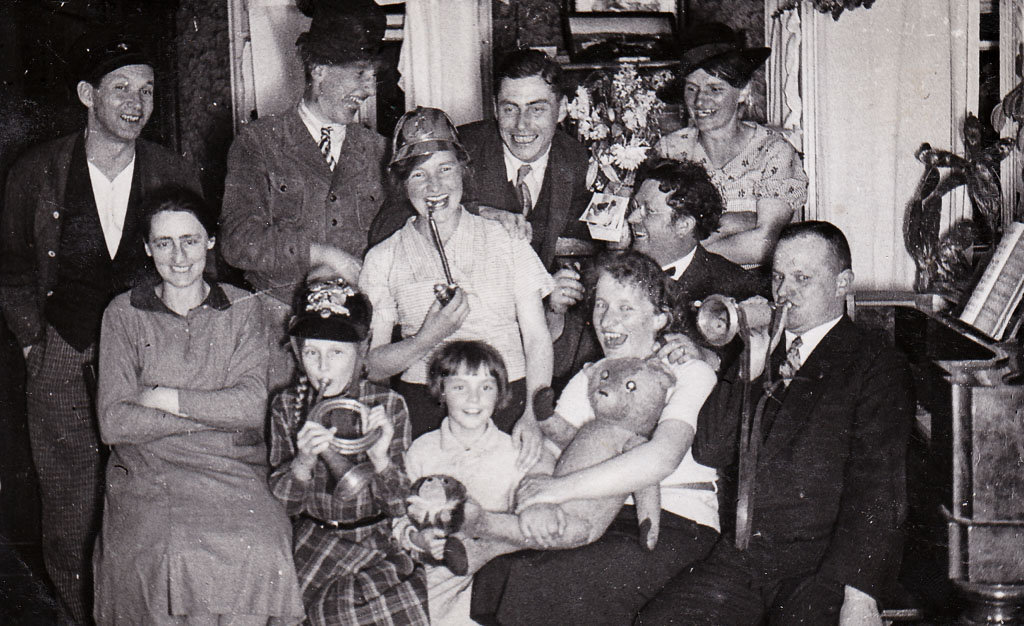 Personengruppe beim Feiern, ca. 1932