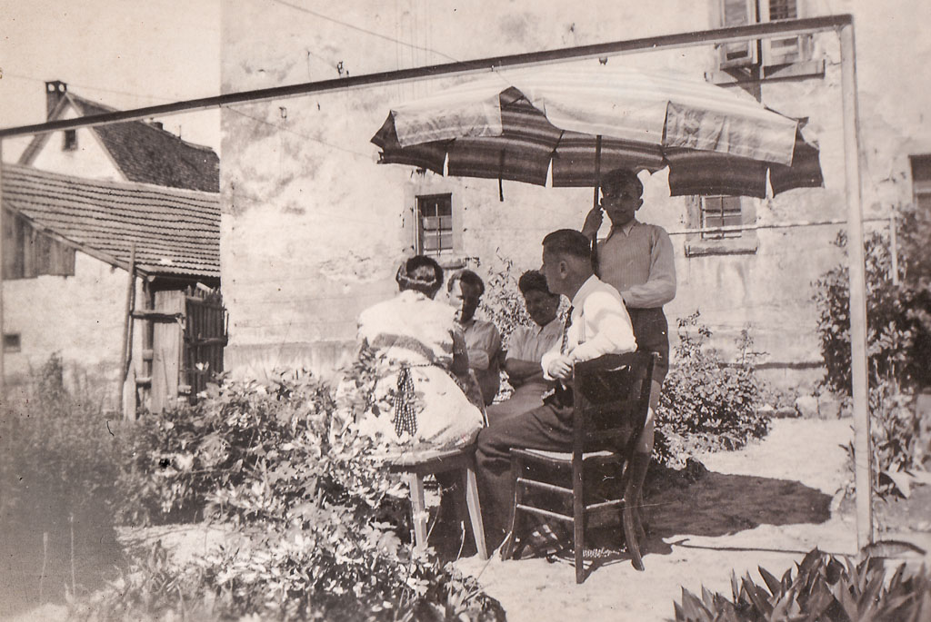 Personengruppe im »Linden«-Garten, ca. 1955