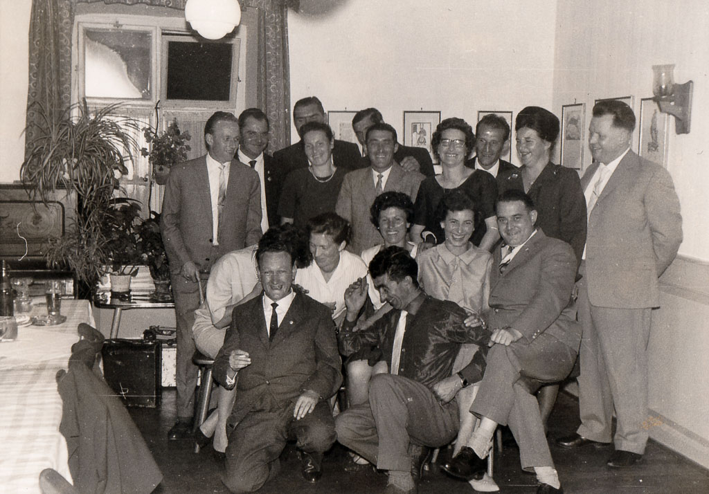 Klassentreffen des Jahrgangs 1927/28 im Gasthaus »Linde«, ca. 1967