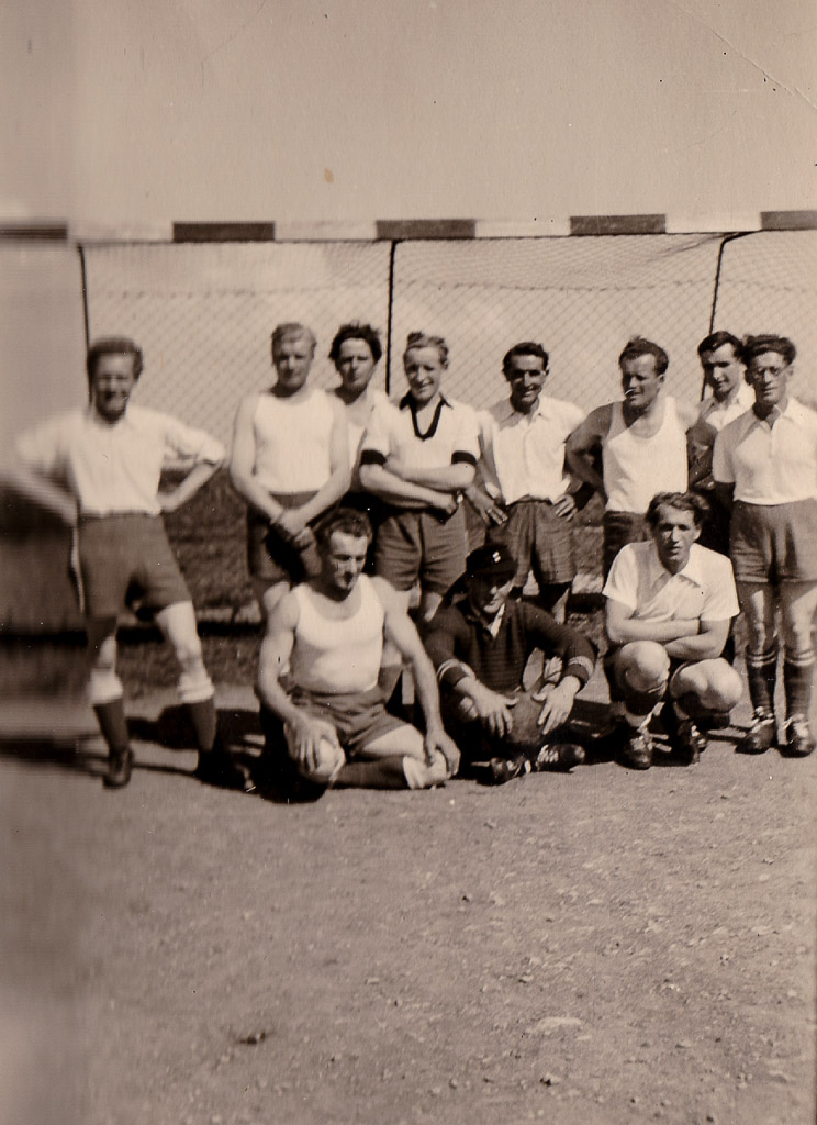 Fußballmannschaft im Tor, ca. 1950