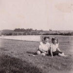 Zwei Frauen im Waldbad, ca. 1950-1955