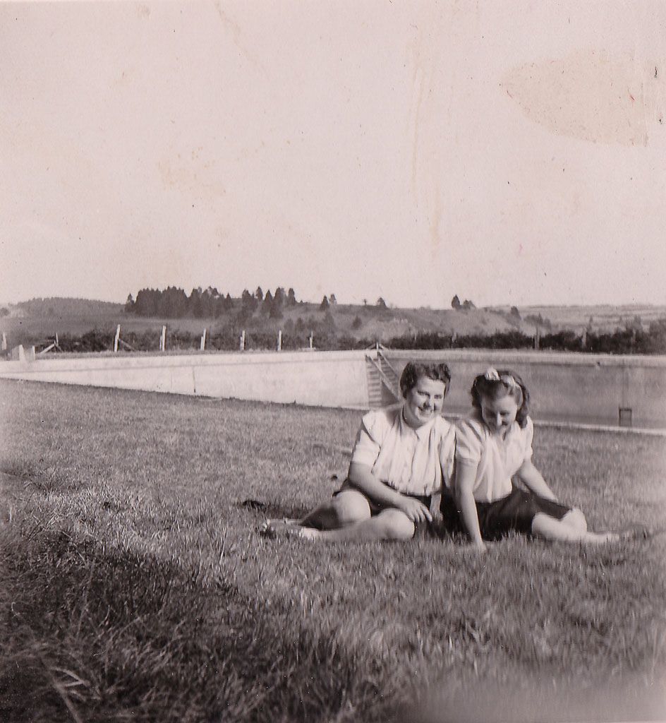 Zwei Frauen im Waldbad, ca. 1950-1955