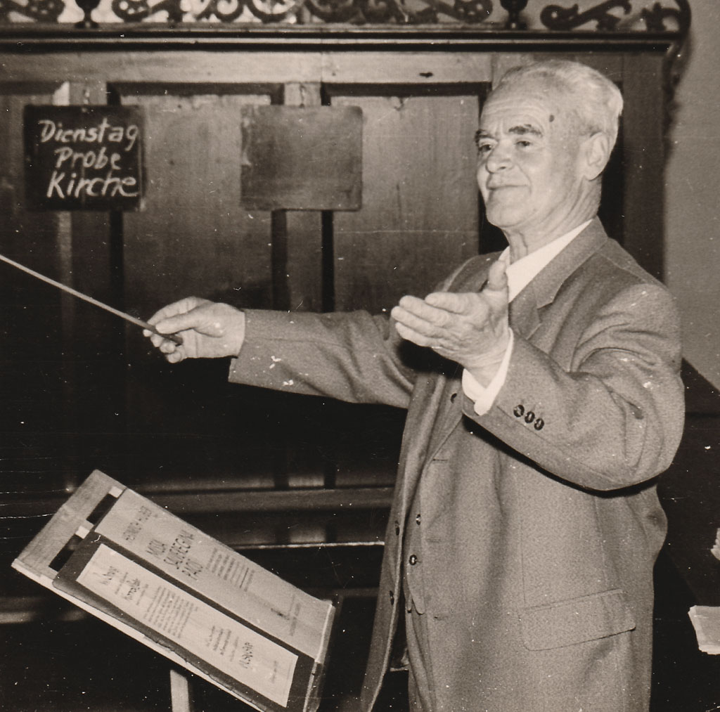 2 Fotos: Dirigent Karl Hepting auf der Orgelempore, 23. Oktober 1963