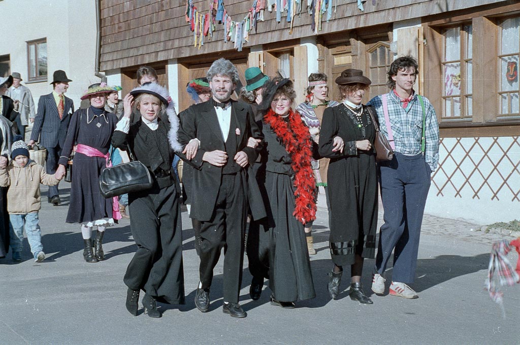 Narrengruppe vor dem Haus Waßmer in der Maienlandstraße, Fasnacht 1989