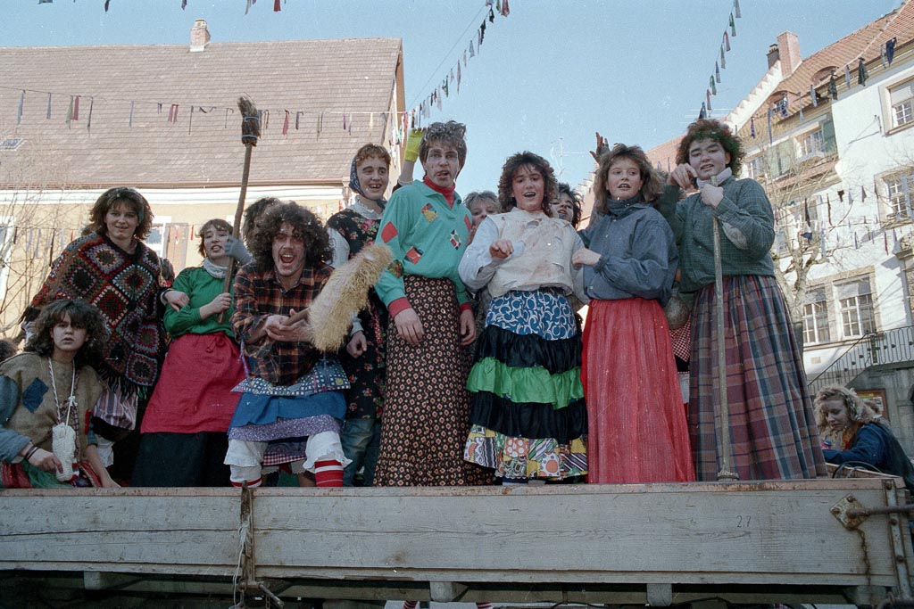 2 Fotos: Narrengruppe auf dem oberen Rathausplatz, Fasnacht 1989