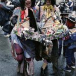 Zwei Närrinnen auf dem unteren Rathausplatz, Fasnacht 1985
