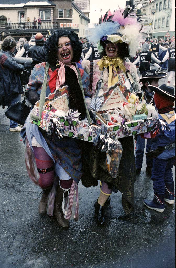 Zwei Närrinnen auf dem unteren Rathausplatz, Fasnacht 1985