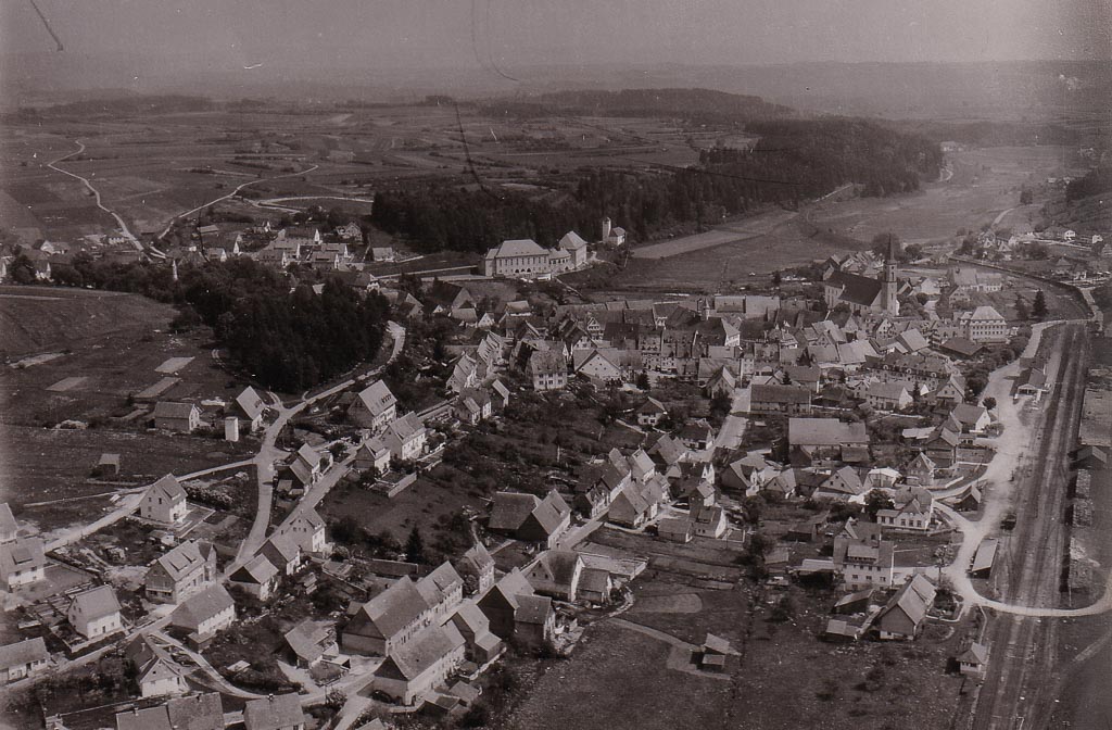 Luftbild auf das Städtchen, ca. 1960