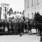 BDM vor der Festhalle beim Maiumzug, ca. 1938