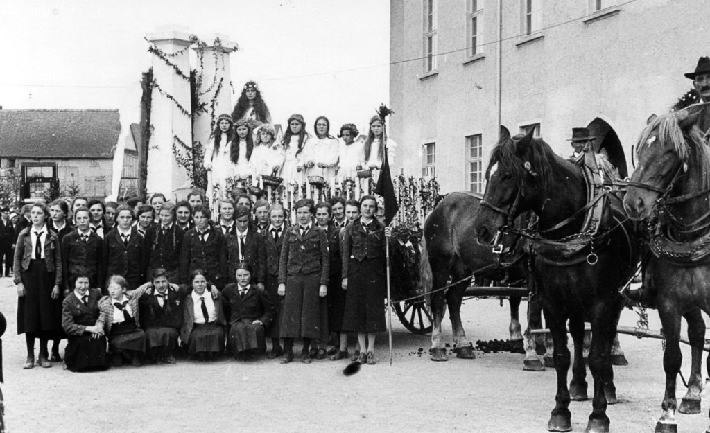 BDM vor der Festhalle beim Maiumzug, ca. 1938
