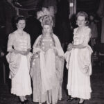 Drei Närrinnen auf der Festhallenbühne, Fasnacht 1953